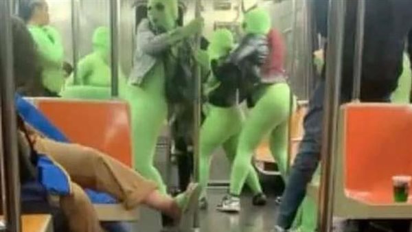 لابسين بدل خضراء.. عصابة من النساء يسرقن فتاتين في المترو