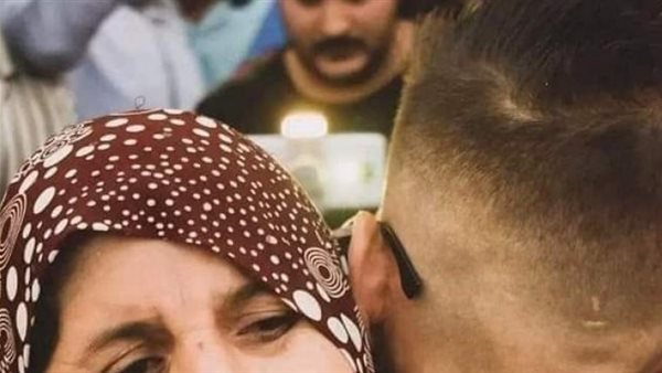 لا أحد يصدق ما حدث.. أم تبكي في حفل زفاف ابنها بسبب عدم وجود معازيم | شاهد