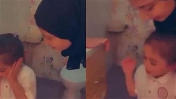 فيديو مروع.. اعتداء معلمة على طفلة داخل حضانة يثير الغضب | شاهد