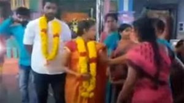 حضرت الفرح وهتعيش معاهم.. امرأة تساعد زوجها على الزواج من صديقته | شاهد