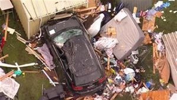 حادث مأساوي.. سيارة تقتحم منزل وتتسبب في قتل صاحبته | شاهد