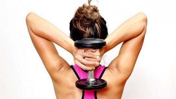 منها القهوة الخضراء والزنجبيل.. مشروبات وتمارين لحرق دهون الذراعين