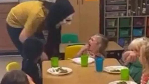 فيديو غريب.. عاملات في حضانة يرعبن الأطفال بهذه الطريقة | شاهد