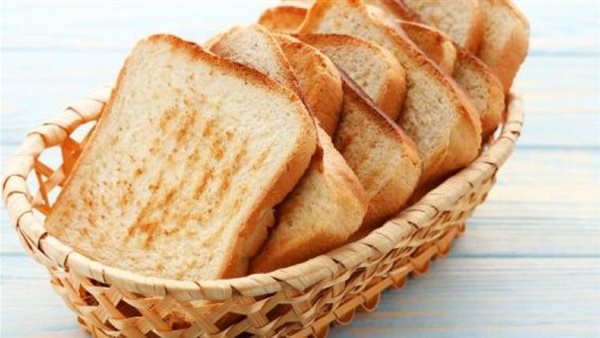 احذرها.. عادة يفعلها الشخص يوميا بالخبز تسبب أمراضا خطيرة