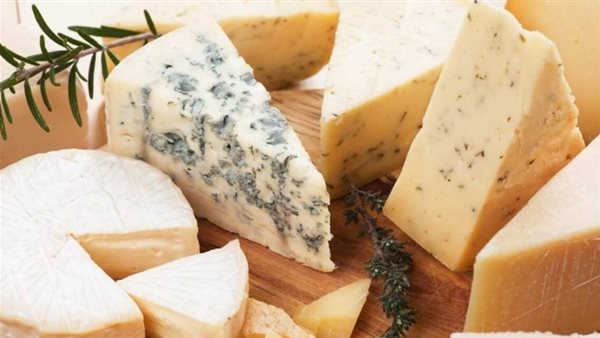 تسبب أضرارا.. تحذير خطير لأصحاب هذا المرض من تناول الجبنة المطبوخة