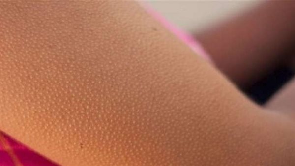 3 أسباب وراء هذا الإحساس..ماذا يحدث في جسمك عند شعورك بالقشعريرة؟