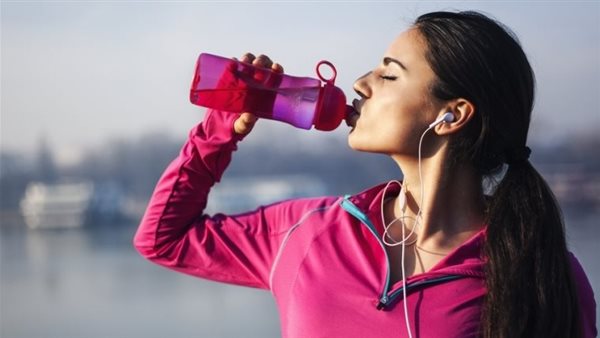 قد تسبب الوفاة.. خبيرة تغذية تكشف عن حالات لا تشرب فيها الماء أبدا