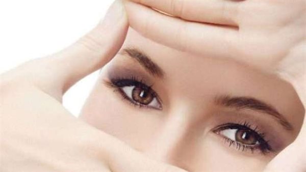 السر في إضاءة الغرفة.. كيف نحمي أعيننا من أضرار الموبايل والكمبيوتر؟