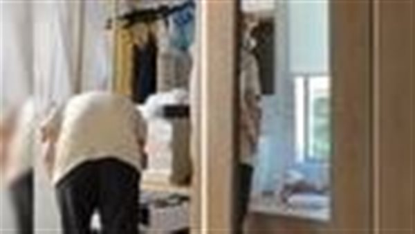 رأى أمر غير متوقع.. سائح يضع كاميرا سرية في غرفته بالفندق | شاهد