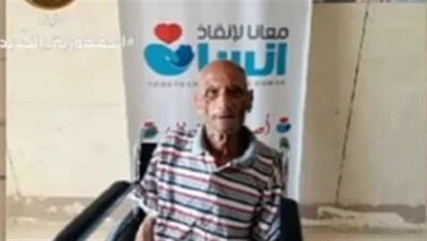 قصة مأساوية.. مسن طرده أبنائه منذ عامين ورفضوا دفنه في مقابرهم بعد وفاته | فيديو