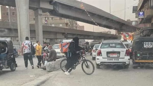 أحزنت الكثيرين.. حكاية صورة فتاة الدليفري المنتقبة تشعل فيس بوك 