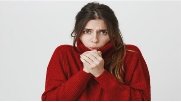 راقب لون الجلد.. أسباب الشعور ببرودة جسمك بشكل مفاجئ