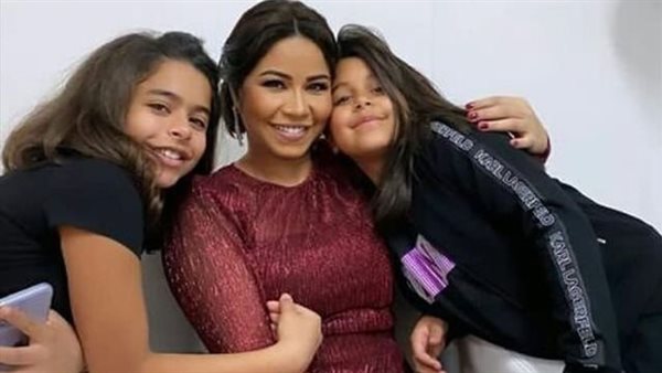 هذا ما فعله الجمهور معها..أول ظهور لابنة شيرين عبدالوهاب بعد أزمة والدتها ودخولها المستشفى | فيديو
