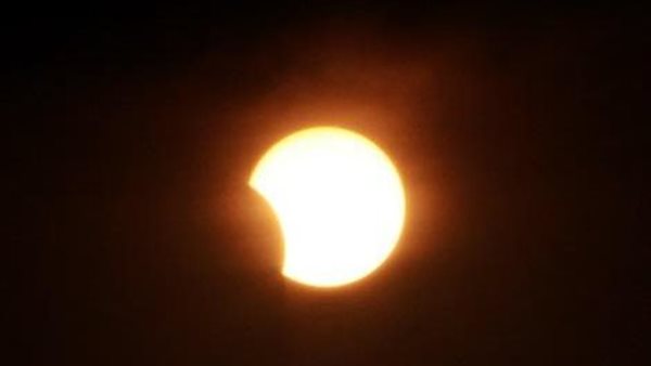 مفيش ضوء شمس 4 ساعات.. معهد الفلك يعلن موعد وتفاصيل كسوف الشمس