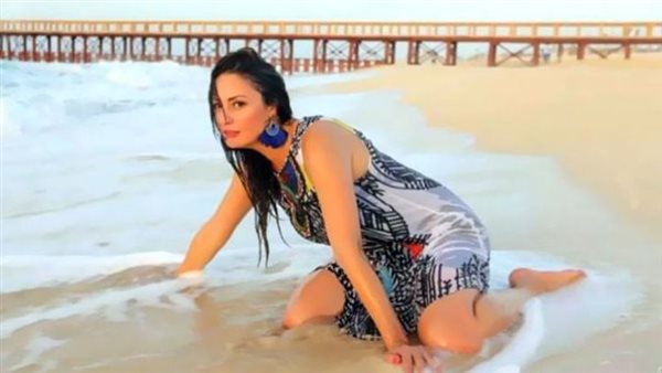 أمه قالتلي ريحتك بصل.. حكايات نرمين الفقي مع الزواج | فيديو