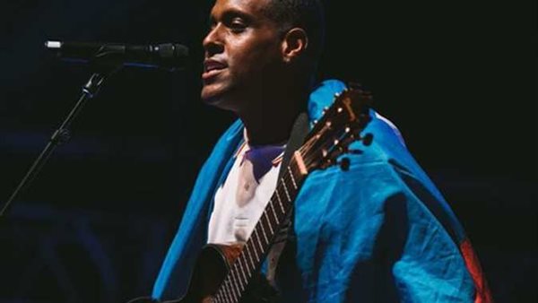 بعد الرابر كريم مدحت.. لحظة وفاة مطرب جديد على المسرح أثناء حفله | فيديو 