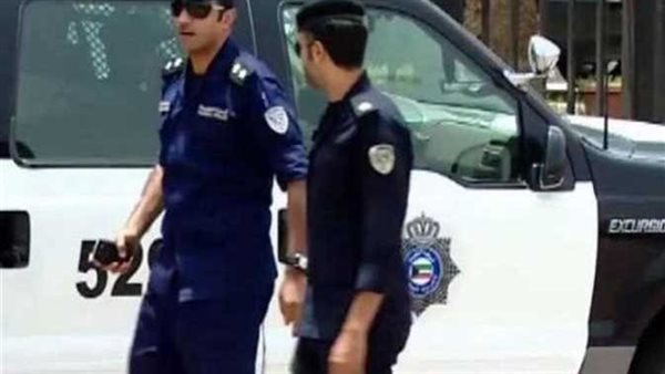 هجيب ولدي يدوس راسك.. إهانة سيدة ثرية لشرطي في محل عمله تثير ضجة