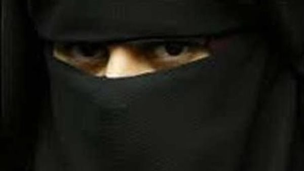 عباية سوداء ونقاب..القصة الكاملة لضبط شاب يرتدي ملابس حريمي لملامسة أجساد السيدات