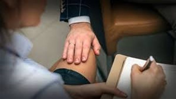 طالبها بعلاقة جنسية..تفاصيل مثيرة في التحفظ على هاتف مدرس متهم بابتزاز طالبة بالتجمع