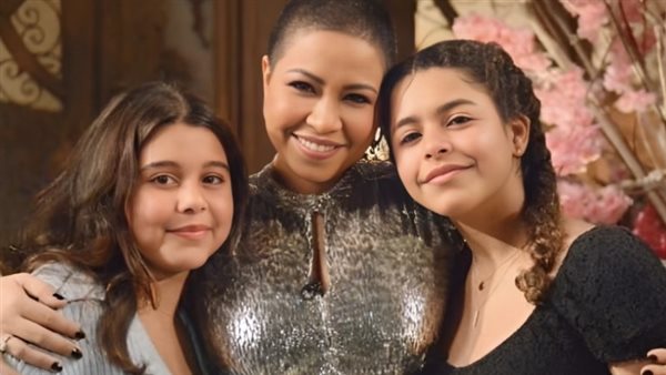 قولي مش هتسبيني.. فيديو مؤثر لـ ابنة شيرين عبدالوهاب بعد احتجاز والدتها بمصحة | شاهد