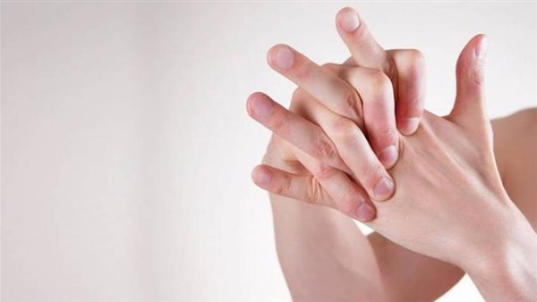 تؤدي للشيخوخة المبكرة وتصيب بالعجز.. أضرار طقطقة الأصابع
