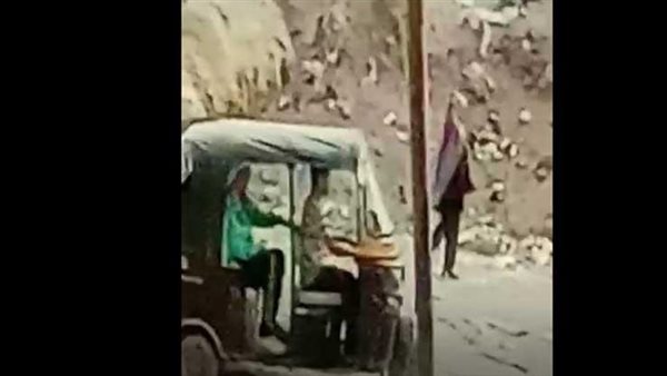 35 ثانية رعب انتهت بجثة.. لحظة دهس لودر لسيدة في السلام | شاهد