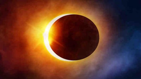 النظر المباشر له يسبب تأثيرات خطيرة.. ما تأثير كسوف الشمس على العين؟ 