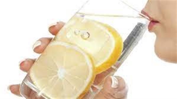 اكتشف النتيجة.. طبيبة تفجر مفاجأة عن تناول كوب من الماء مع الليمون على الريق