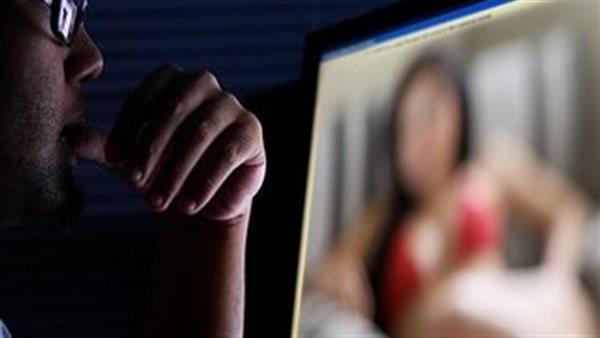 يستدرج السيدات ويهددهن بصور خاصة.. تفاصيل مثيرة في القبض على دجال الفيوم 