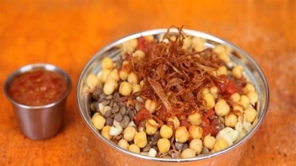 أضرار خطيرة.. تحذير من وضع البصل على الكشري في هذه الحالة