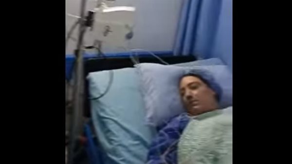 أصيبت بارتجاج في المخ..تفاصيل الاعتداء على إعلامية شهيرة ونقلها للمستشفى في حالة حرجة