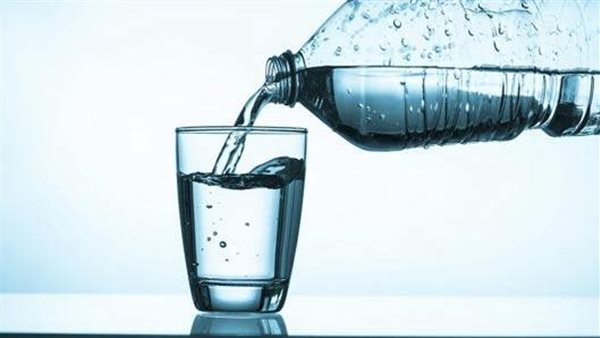 لن تتوقع السبب.. لماذا عليك الامتناع عن شرب الماء المكشوف بالليل؟