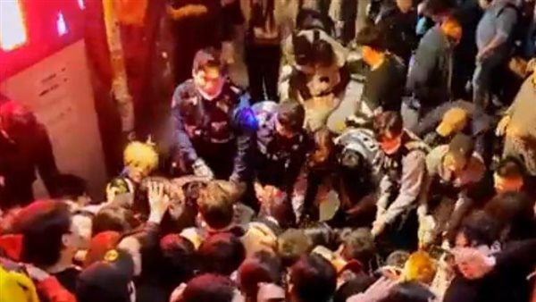 جثث في الشوارع.. مشاهد مرعبة من حادث التدافع في كوريا الجنوبية | فيديو