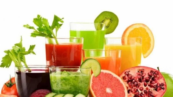 أبرزها عصير الرمان والطماطم.. مشروبات وأطعمة تخفض الضغط