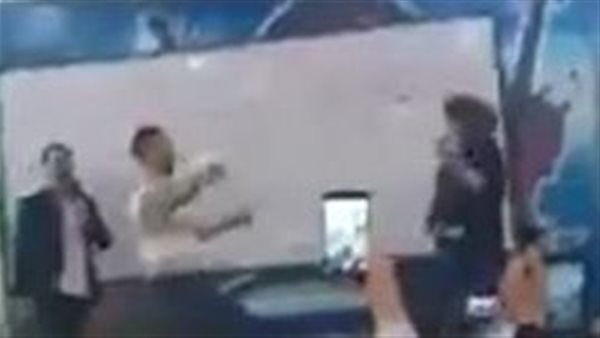 المُعلم بيغني والطلبة بيرقصوا.. فيديو مثير للجدل بمركز دروس خصوصية | شاهد