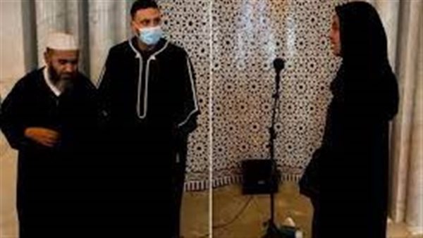 دخلت الإسلام.. لحظة نطق عارضة أزياء عالمية الشهادتين في مسجد | شاهد