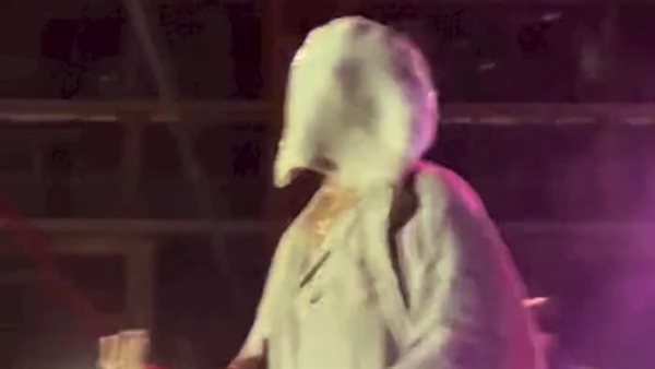 بغطاء الرأس.. محمد رمضان يثير الجدل فى حفله الجديد | فيديو