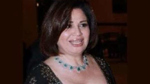 شفاف ولا بطانة.. فستان إلهام شاهين يثير الجدل | شاهد 