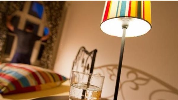 قلق وقلة نوم وأضرار صحية.. ما هي خطورة وضع كأس ماء بجانب السرير في الليل؟ 