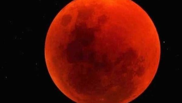 لن يتكرر إلا في 2025.. خسوف القمر يزين السماء وهذه أماكن مشاهدته