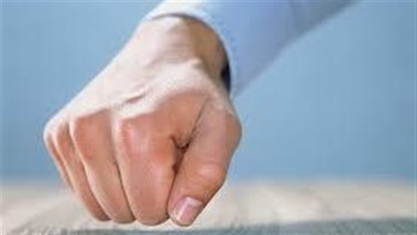 اعرف القصة.. ليه بنمسك الخشب لمنع الحسد؟