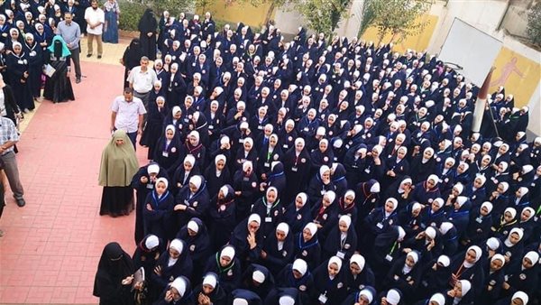 طالبات بـ إسدال.. القصة الكاملة للزي المدرسي المثير للجدل في الدقهلية | شاهد