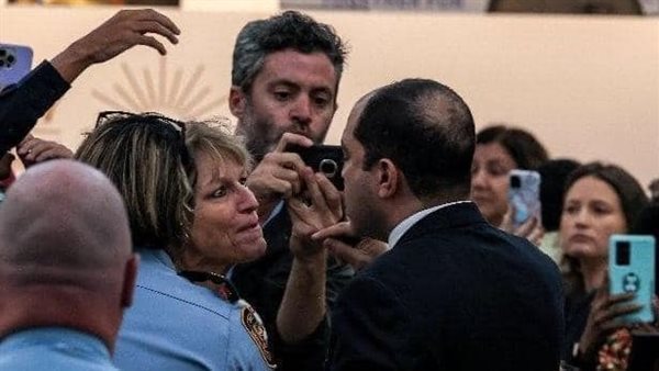 أمن الأمم المتحدة تدخل.. تفاصيل مشادة عمرو درويش مع سناء سيف في قمة المناخ