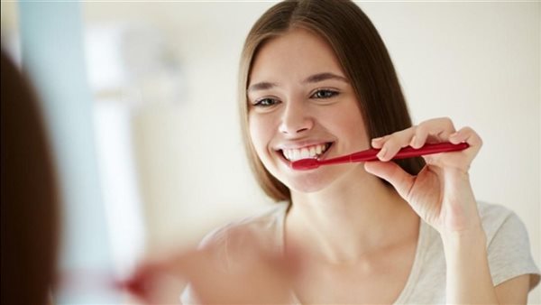 فوائد لن تتوقعها.. ماذا يحدث لجسمك عند شرب الماء قبل تنظيف أسنانك؟