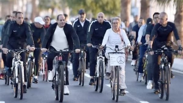 سألته سؤالا واحدا.. من السيدة التي تحدث معها الرئيس خلال جولة الدراجات؟