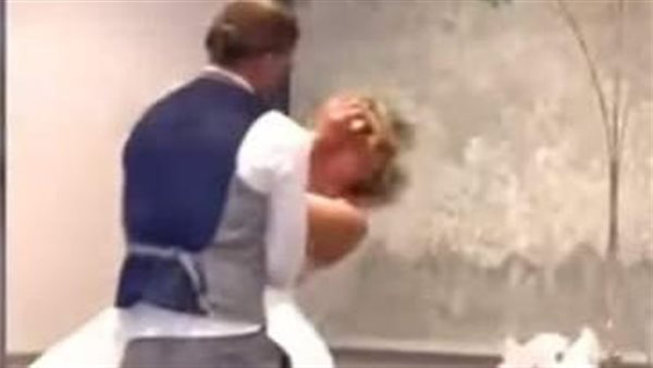 رد فعل صادم منها.. عريس يلقي تورتة الزفاف في وجه العروس | فيديو