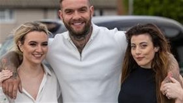 داخل سيارة معتمة..طرد 3 بريطانيين من فرنسا بسبب فيلم إباحي | شاهد