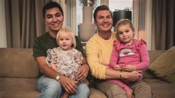 بعد انتزاعها من عائلتها.. منح حضانة طفلة مسلمة إلى زوجين مثليين | شاهد