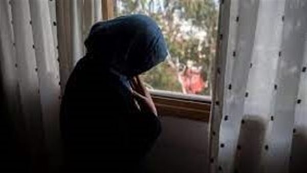 بيضعف قدام العباية السودا.. أربعينية في محكمة الأسرة: جوزي عينه زايغة