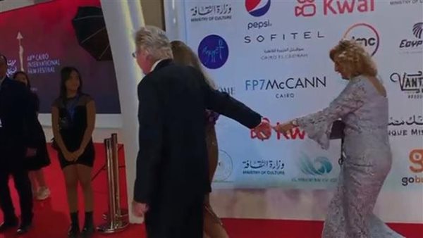 في حفل افتتاح مهرجان القاهرة..حسين فهمي يُحرج بوسي شلبي على السجادة الحمراء